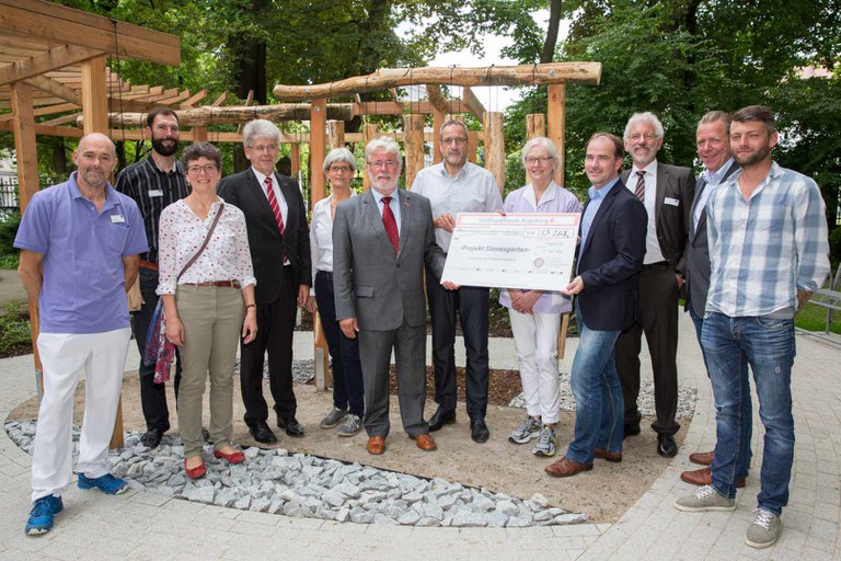 Die vier Augsburger Rotary Club Präsidenten überreichen einen Scheck